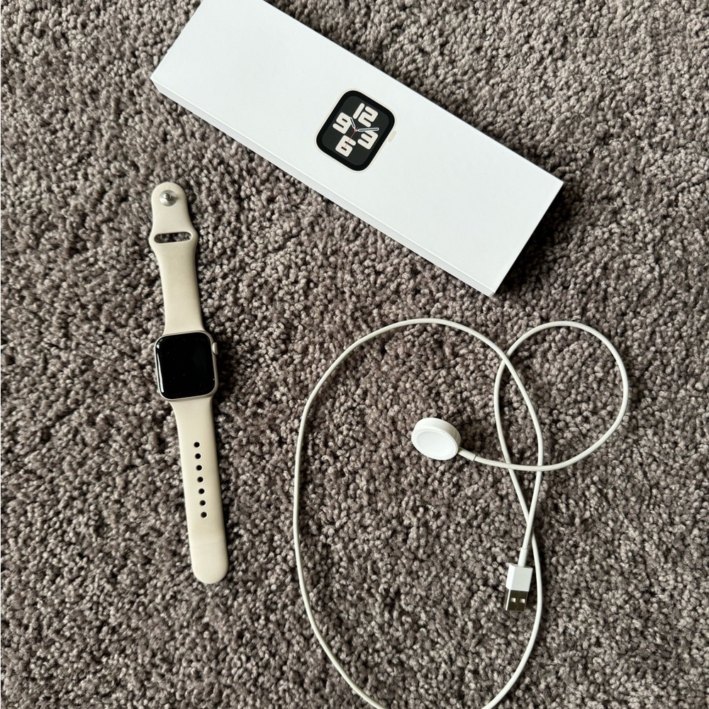 Apple Watch SE generation 2 40mm. S/M band
